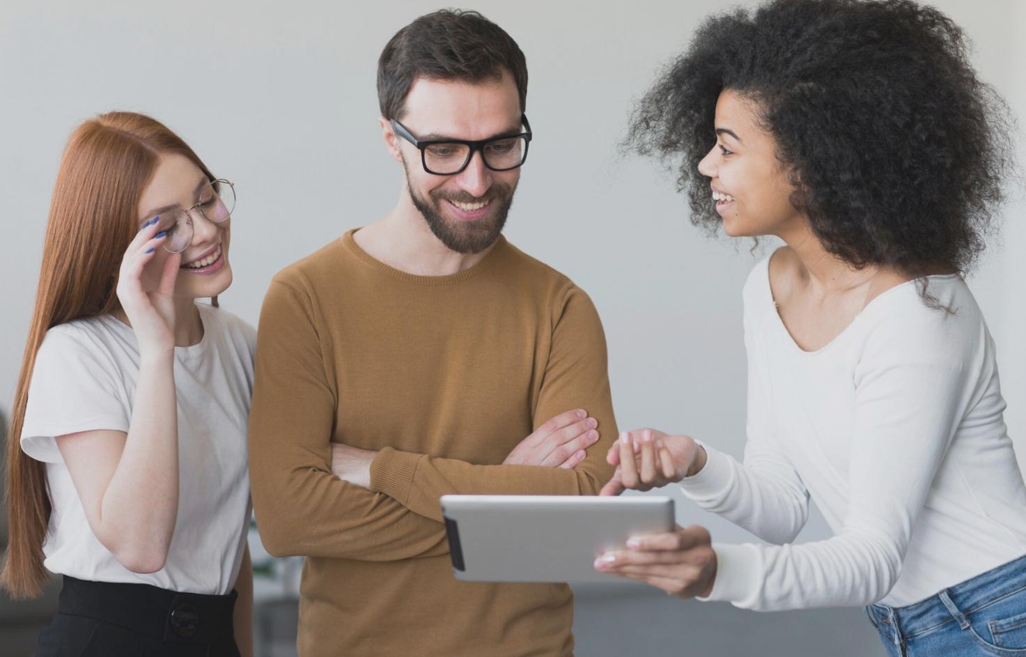 Finanzanalysten bei der Arbeit mit Datenauswertung